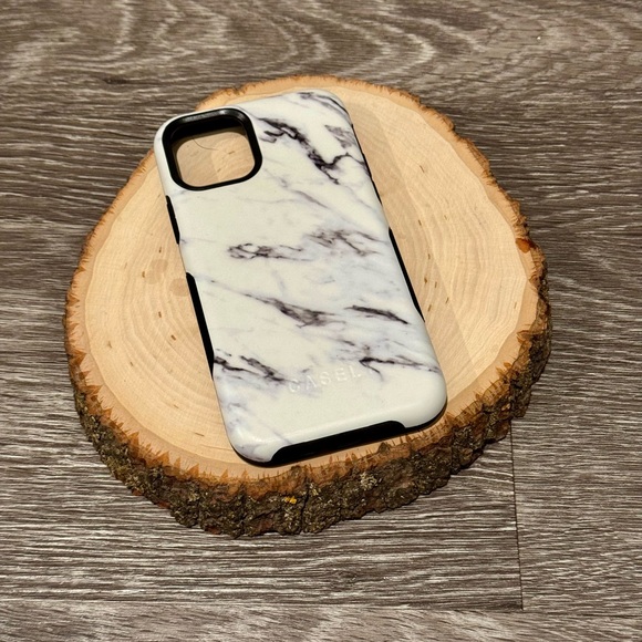 Casely iPhone 11 Pro Max Case in White Marble with Mag Safe - Picture 5 of 7